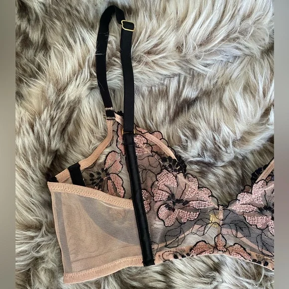 Victoria's Secret Lace Unlined Front Close Plunge Bra and Thong Panty Set - Picture 7 of 14